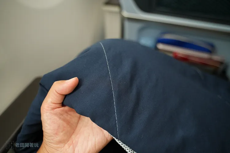 與商務艙同等的毛毯。田欣雲攝