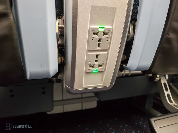 腳凳旁有110V電源插座。田欣雲攝