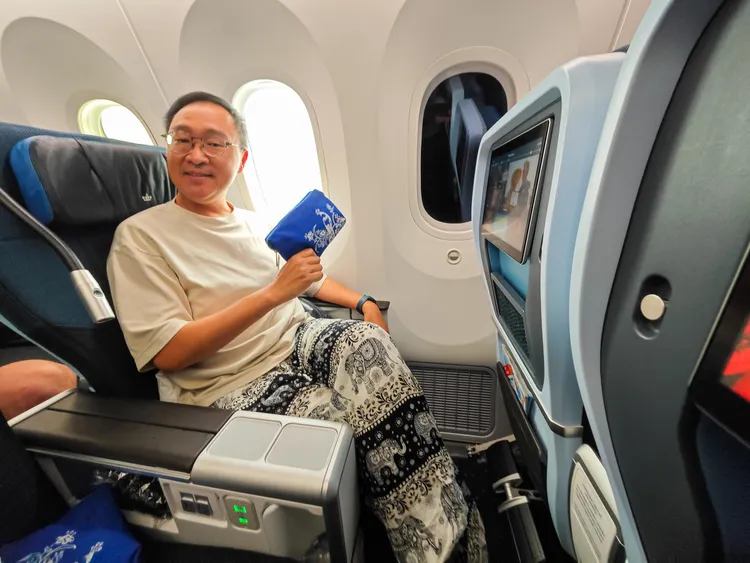 尊享經濟艙腿部空間比標準經濟艙多出20公分。田欣雲攝