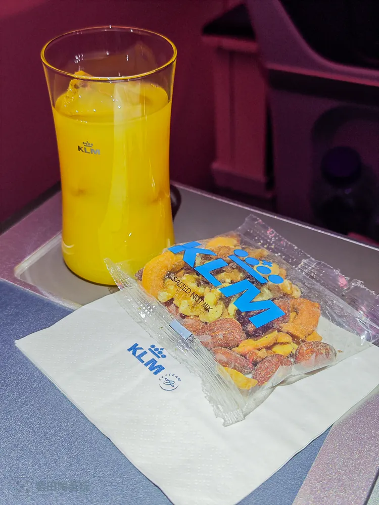 迎賓飲料與堅果。田欣雲攝