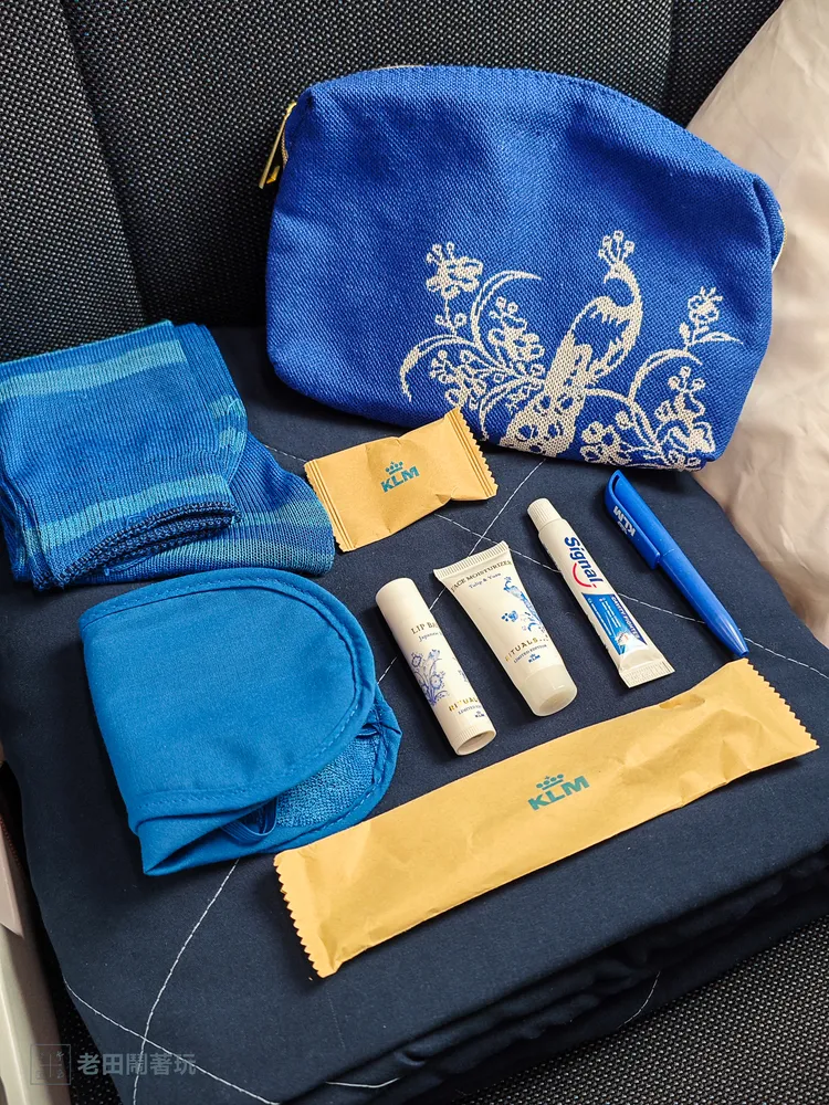 專屬過夜包內含襪子、眼罩、耳塞、牙膏、牙刷、原子筆，與荷蘭國民品牌Rituals的唇膏、面霜。田欣雲攝