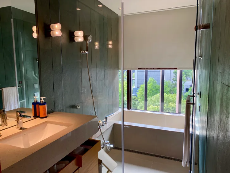 房內附有湯池可泡溫泉。莊偉祺攝