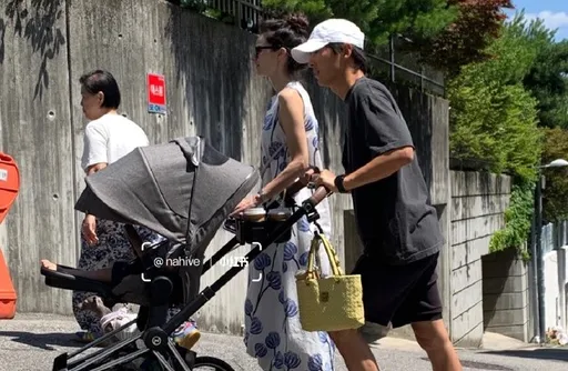 宋仲基首尔汉南洞帅气遛混血娃!神级婴儿车价格曝光