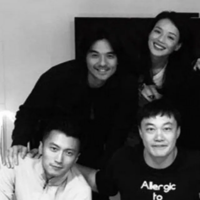 謝霆鋒（前排左起）、陳奕迅和馮德倫（後排左起）、舒淇夫婦交情深厚。翻攝花生糖咕咕咕微博