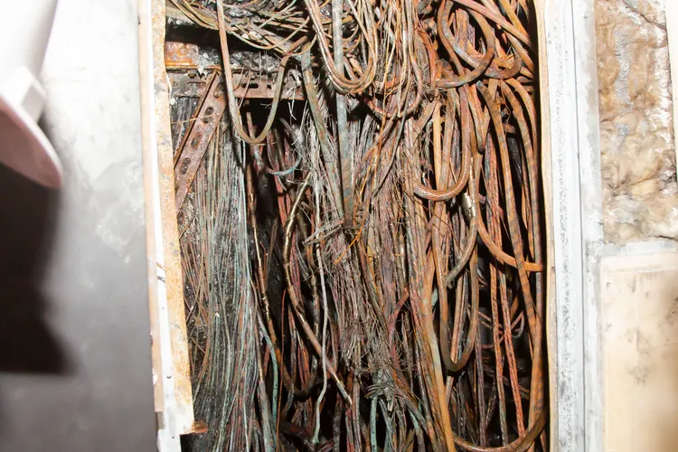 一般電源與緊急電源線路設置在同一管道間。新竹市府提供