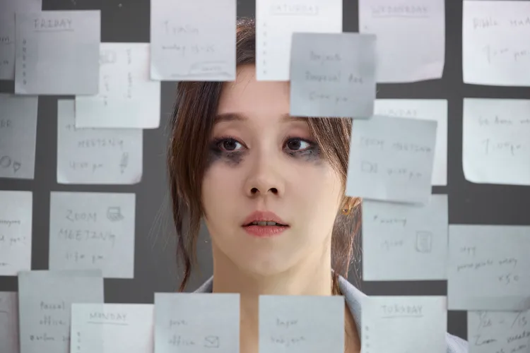 白安演繹加班雙眼無神疲態。相信音樂提供