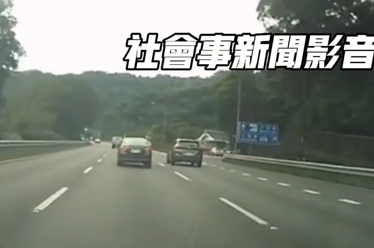 兩車在木柵休息站前上演競速。翻攝自社會事新聞影音