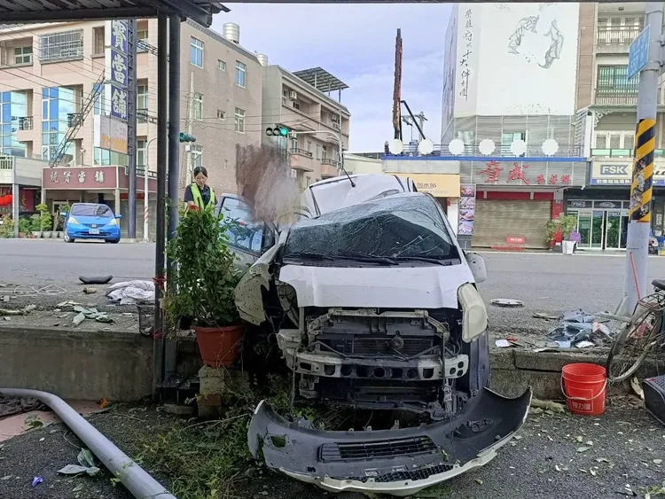 女連長自小客車嚴重受損，所幸她已轉入普通病房。民眾提供