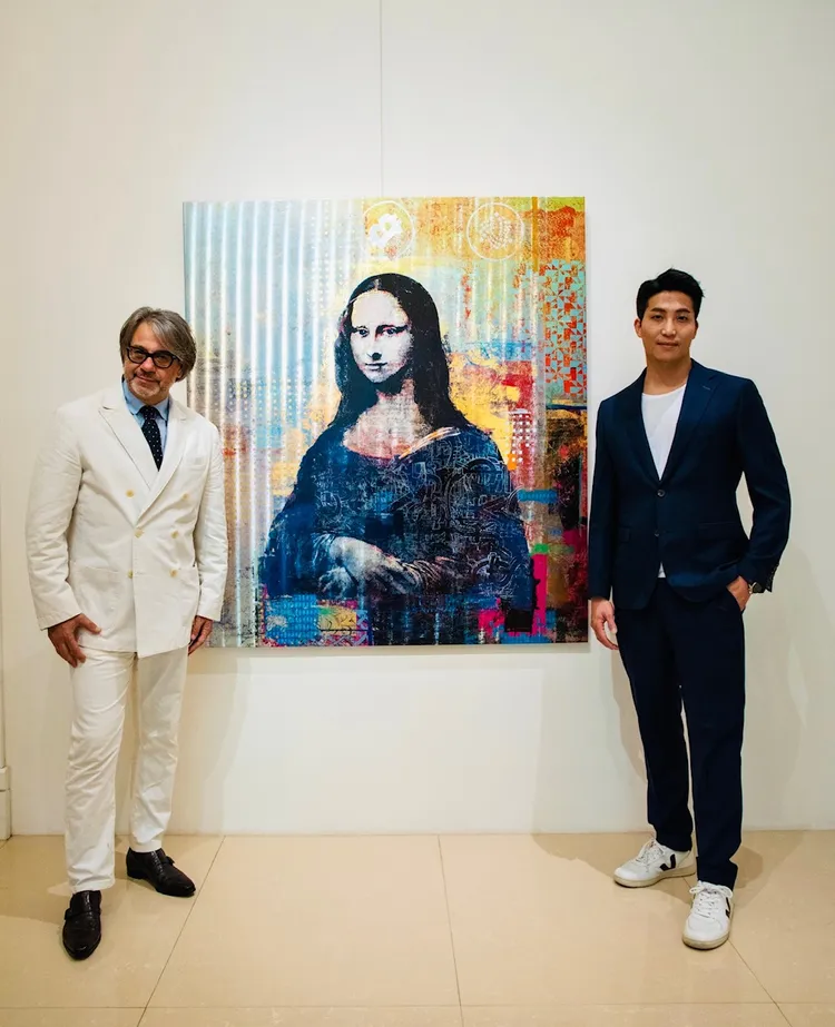 吳翔震（右）與胡本切克勒夫作品《二元科朗蒙娜麗莎》。李韶明提供

