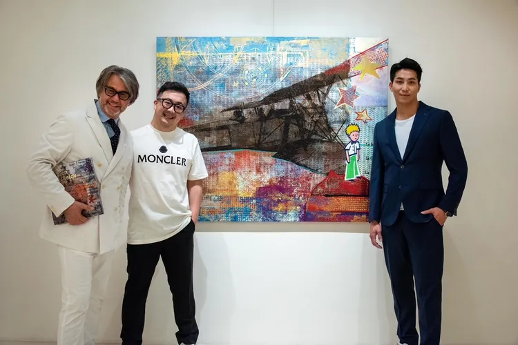 胡本切克勒夫（左起），印象畫廊執行長歐展榮，吳翔震與《五十法朗小王子》作品。李韶明提供
