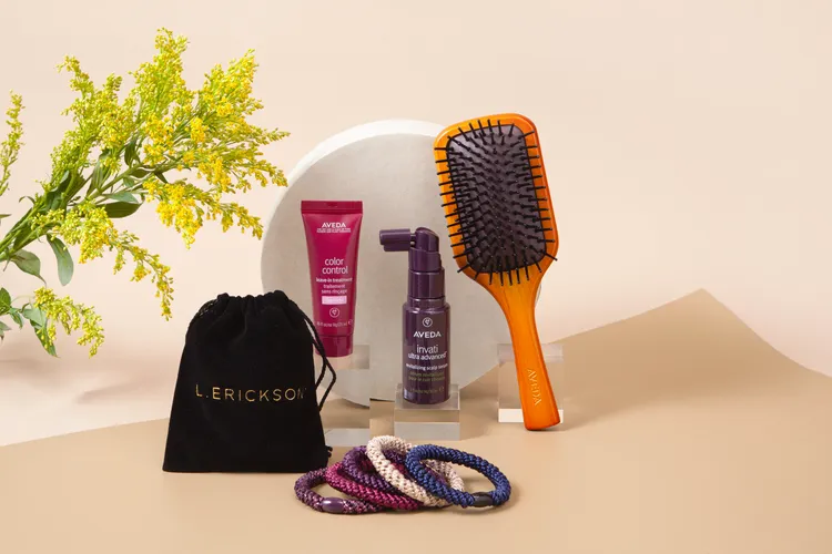 L. ERICKSON x AVEDA 聯名禮盒中擁有L.ERICKSON粗版彈力髮圈5入組，以及AVEDA花植結構重建精華、蘊活煥欣豐盈精華和隨行按摩梳。品牌提供