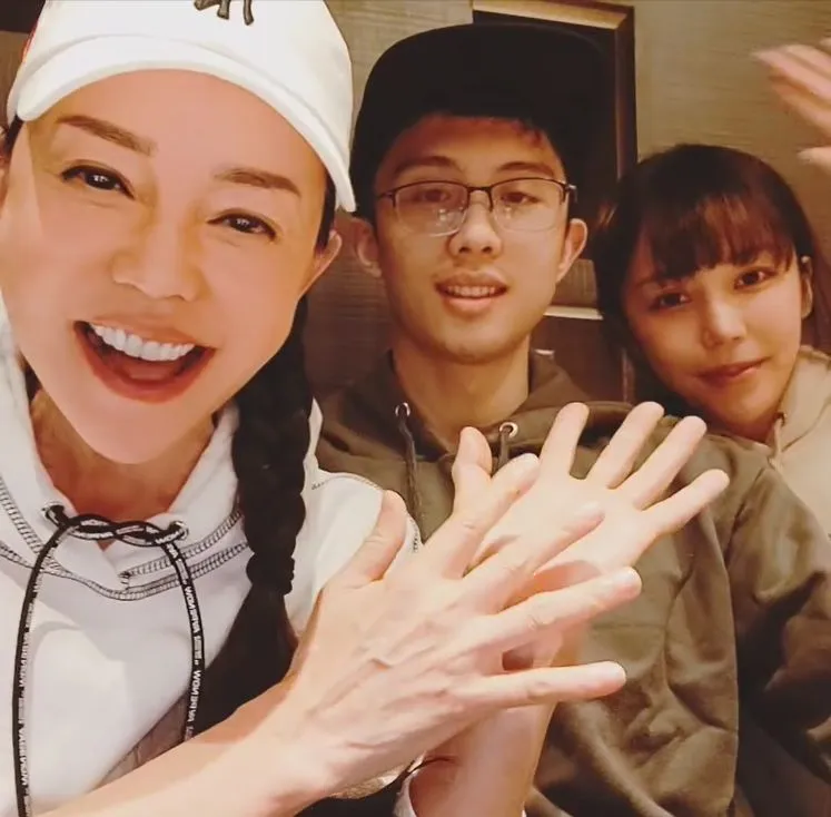 狄鶯（左）曾親暱喊阿乃（右）「媳婦」，並說兒子孫安佐是心肝，阿乃就是寶貝。翻攝狄鶯臉書