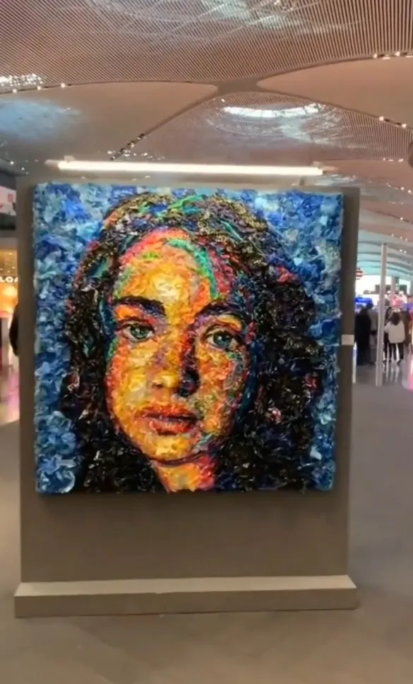 用各種顏色塑膠袋組成一幅畫。IG @cats_dog_earth 提供