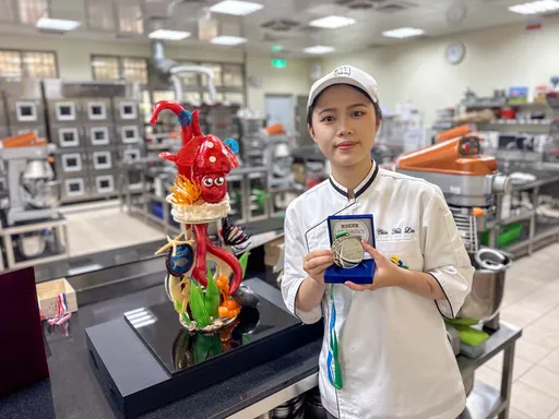 屏科大第二位总统教育奖得主!国际大赛银牌+9证照真的强 林佳慧让自己成为光