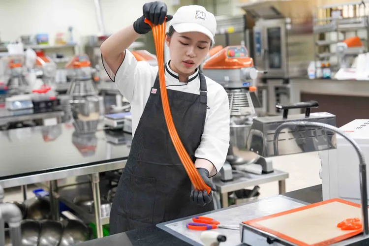 林佳慧展示西點拉糖技巧。屏科大提供