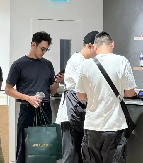 阮經天（左）在英國end clothing服裝店裡採買。翻攝soft.Qing小紅書