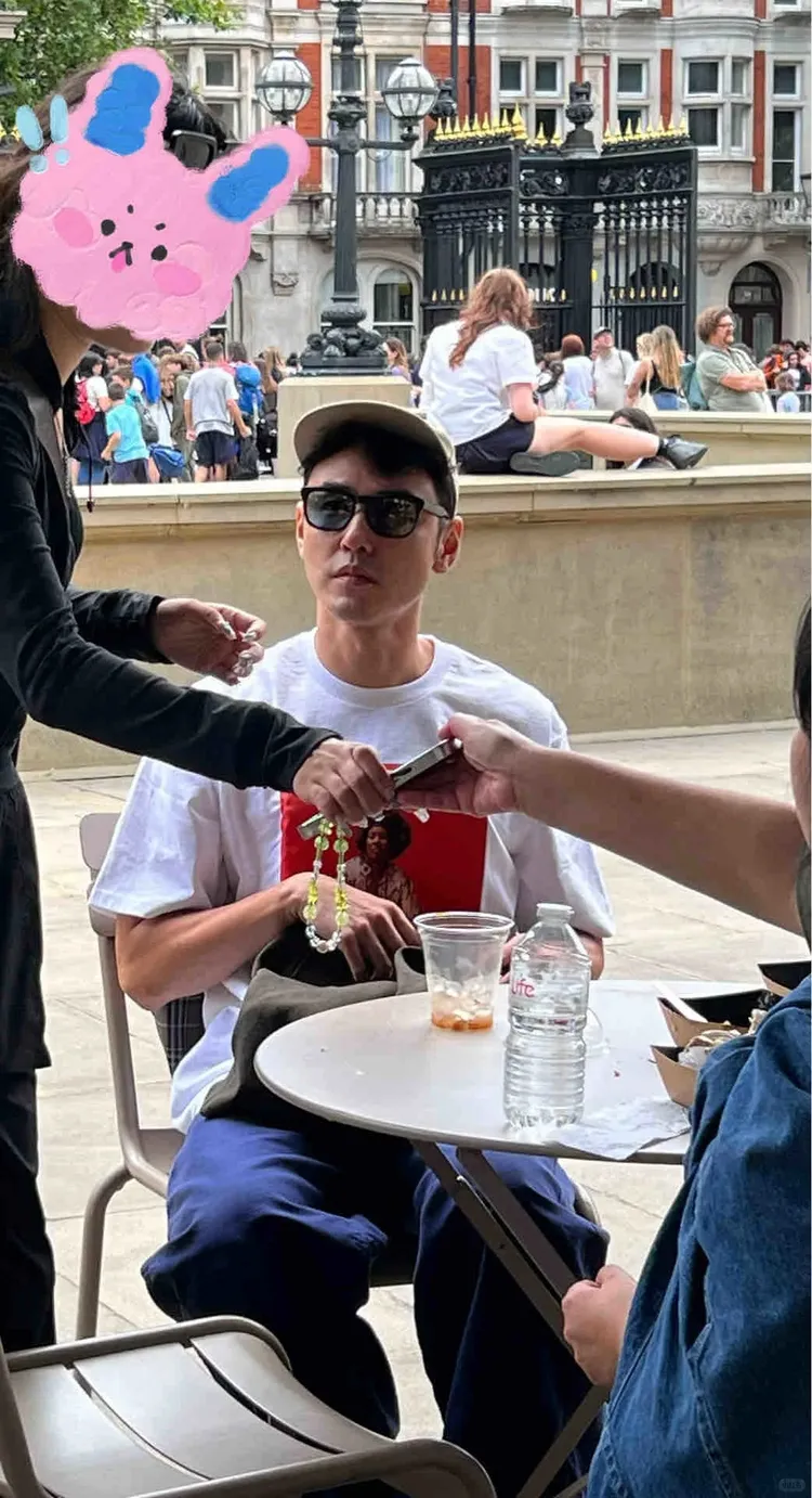 阮經天在餐廳遇認出他的網友請求合照，親切應允。翻攝芋泥麻薯小紅書