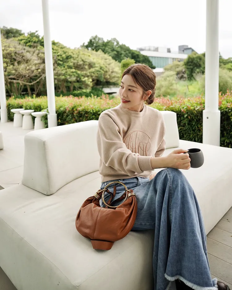 許路兒搭配陶土棕Bracelet手環包。品牌提供