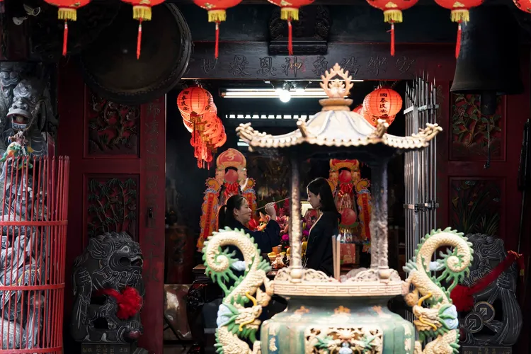 謝欣穎曾經感覺被煞到去廟裡拜拜。華映提供