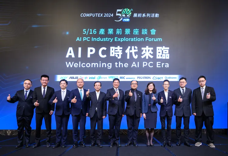 由左至右依序為：資策會產業情報研究所（MIC）所長洪春暉、光寶科技總經理邱森彬、Google Chrome 研發總經理馬大康、高通副總裁暨台灣、東南亞與紐澳區總裁劉思泰、華碩共同執行長胡書賓、台北市電腦公會理事長彭双浪、數位發展部數位產業署署長呂正華、Intel 副總裁暨台灣分公司總經理汪佳慧、廣達資深副總暨雲達總經理楊麒令、宏碁智醫董事長連加恩醫師、耐能智慧創辦人暨執行長劉峻誠。TCA提供