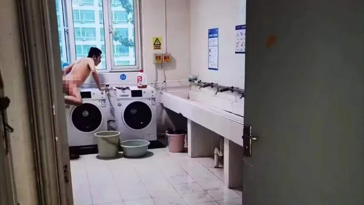 中國某宿舍洗衣間，之前還發生過「性侵洗衣機」事件。翻攝自微博