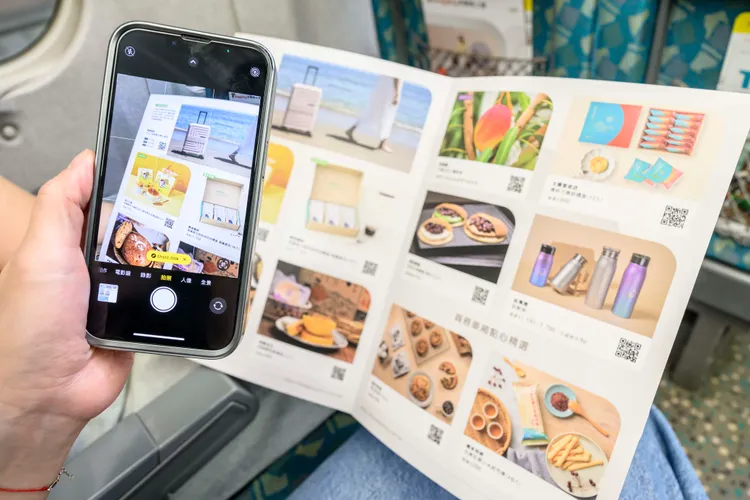 乘車時以手機掃描車廂座位網袋中DM進入「T-Shopping高鐵線上購」。高鐵提供