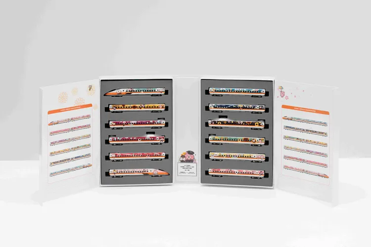 「花見版」高鐵彩繪列車模型12輛組。高鐵提供