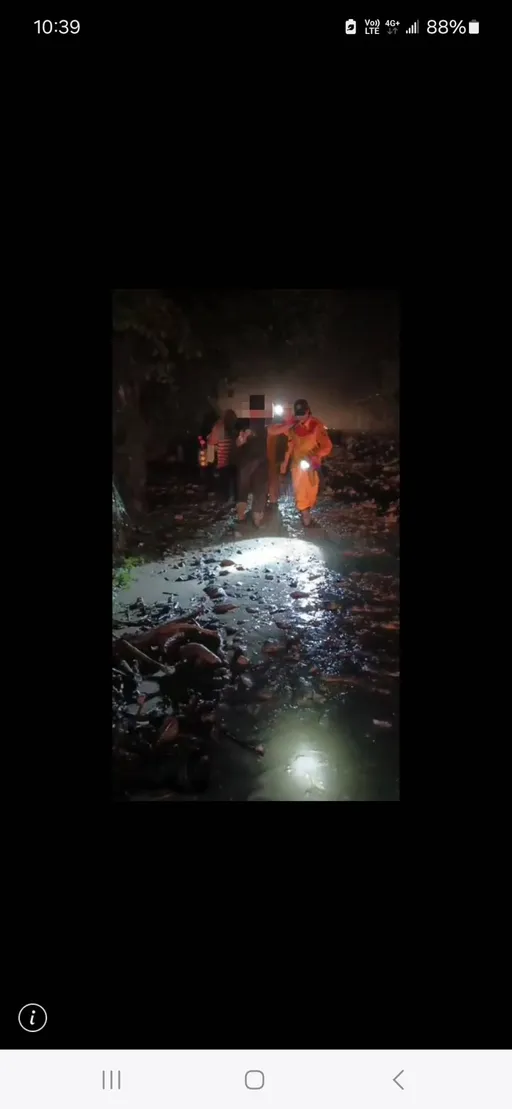 蘇花公路遇大雨又坍了!廂型車夫妻一度受困 公路局凌晨3點冒雨搶通