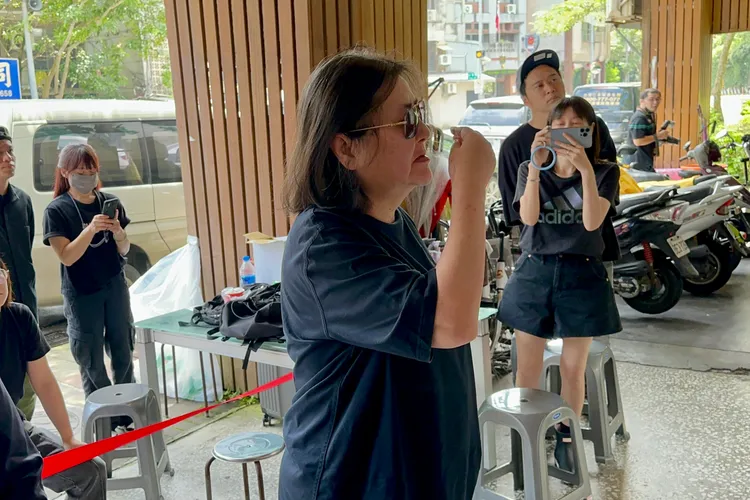 寬姐下車後，在母親靈堂門口的奉花芳名錄前站了80秒落淚。特勤中心攝