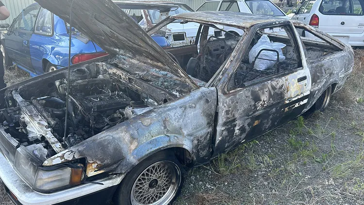 @XXNEX1000的AE86整輛燒成廢鐵。翻攝自@XXNEX1000 X