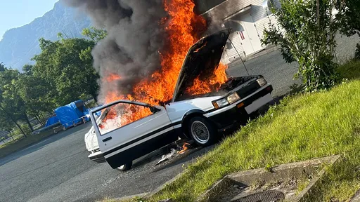 超慘!頭文字D鐵粉終於入手AE86 交車4小時就火燒車變廢鐵