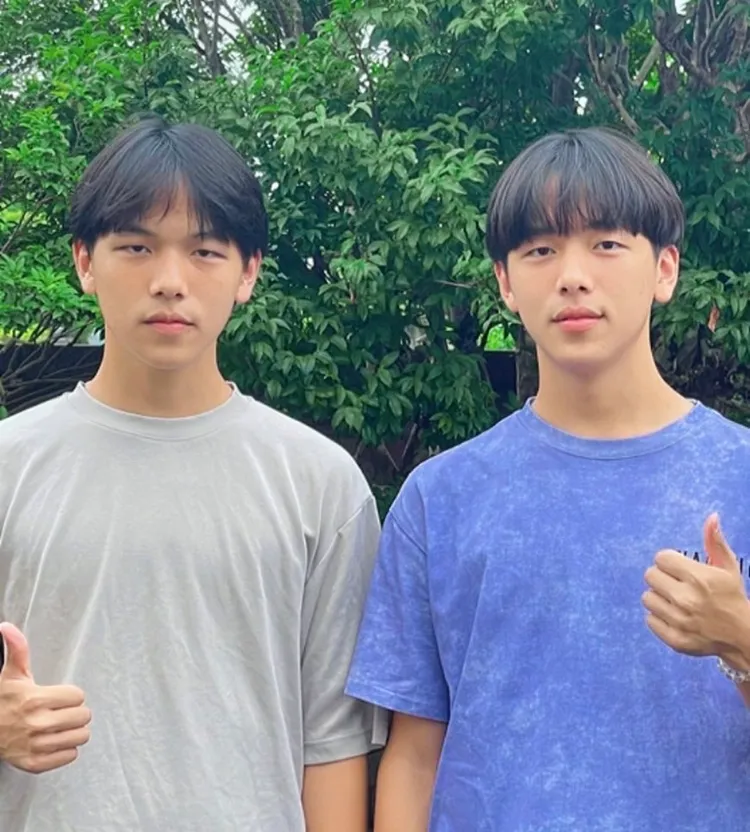 台中市大雅區大華國中雙胞胎兄弟姚承邑（右）、姚承均，會考雙雙獲得5A++好成績。校方提供