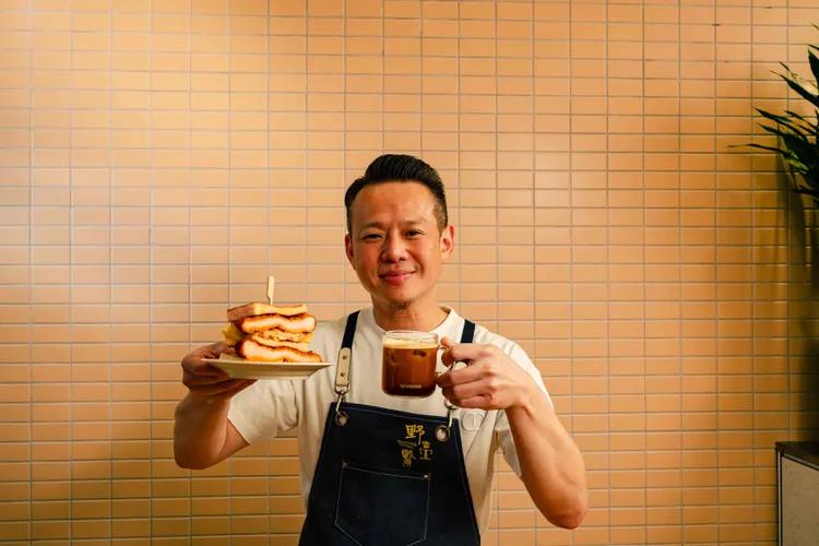 Nespresso攜手鳥苑主廚湯仲鴻x真芳 推出「靈魂香料炸雞吐司 x 沁香冰美式」聯名套餐（售價：180元）。業者提供