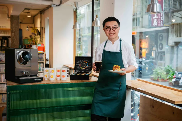 Nespresso攜手香色主廚邱一中x好初早餐推出「油封鴨腿堡 x Nespresso拉杰若冰美式」聯名套餐（售價：180元）。業者提供
