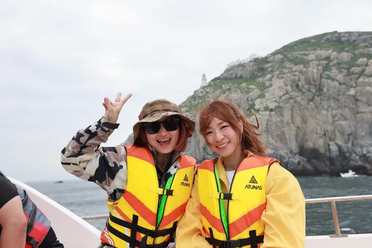 網紅東引媳婦蔡欣如（左）帶段慧琳由海上看東引。民視提供