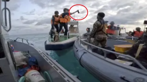 登船傷人奪槍!中國海警揮舞斧頭打砸搶畫面曝光 菲律賓控:海盜行徑