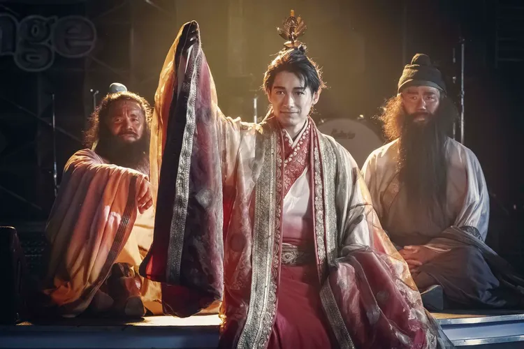 藤岡靛（中）在《派對咖孔明》飾演劉備，有不少中文台詞。friDay影音提供