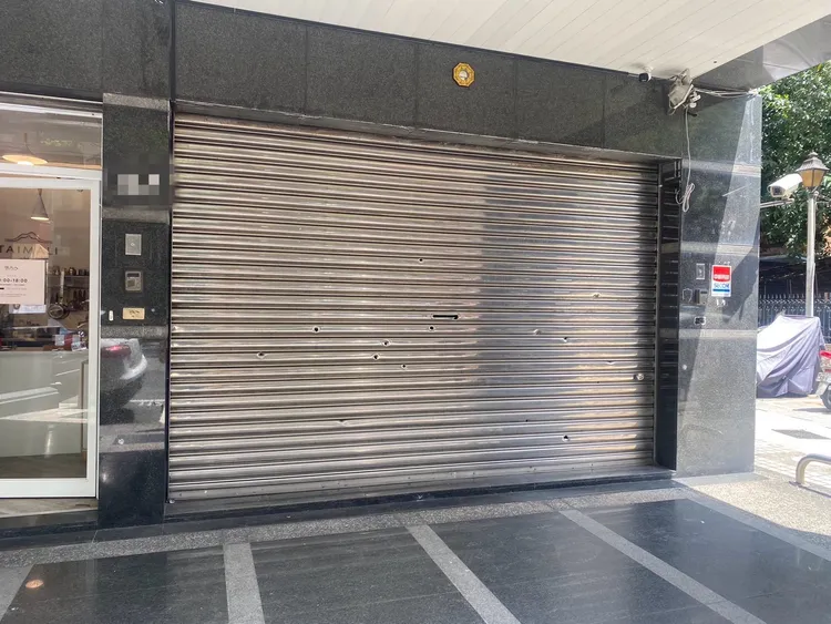 案發現場鐵門彈痕累累，估計開了17槍。翻攝畫面