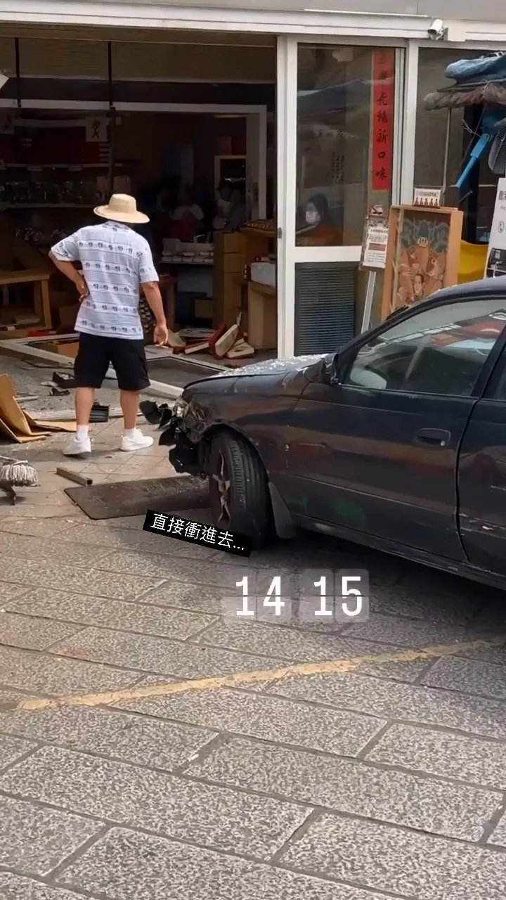 駕駛疑將油門當煞車，衝進玉珍齋店面。翻攝爆料公社公開版