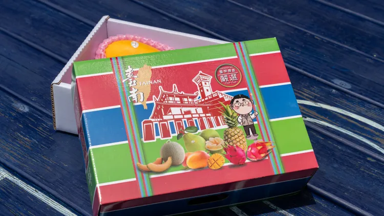 芒果禮盒外觀印上台南古蹟、水果五寶、台南400圖騰，別具特色。市府提供