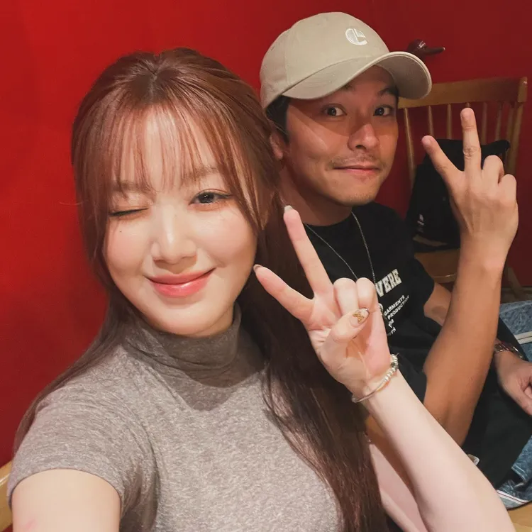 葉舒華（左）和楊銘威自拍。翻攝johnny__bms IG
