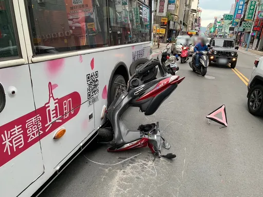 奇景!女騎士車禍滑公車底 人逃一劫但機車「站起來了」