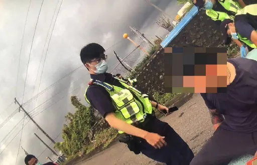 屏東狂男拒檢逃逸!沿路擦撞2車後自撞翻覆農田 落跑竟是這原因