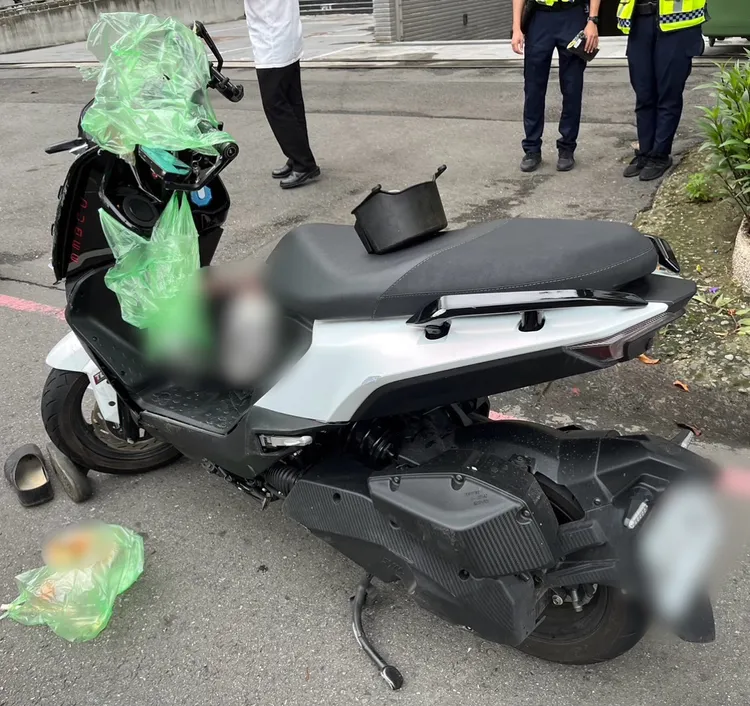 許男騎乘的機車。警方提供