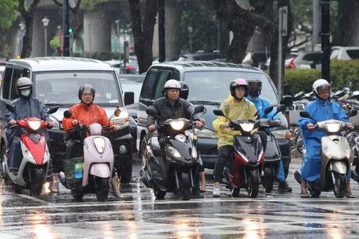 今日最帥!母載子紅燈淋雨 男騎士「伸手幫撐傘」耍酷20秒暖爆
