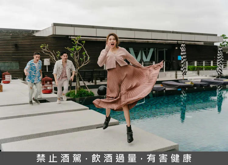 池畔風格市集、現場音樂表演、晨間頌缽瑜珈、夜間人魚體驗、流體藝術課程、季節限定菜單與酒單，皆可於碧波池畔一次滿足。業者提供