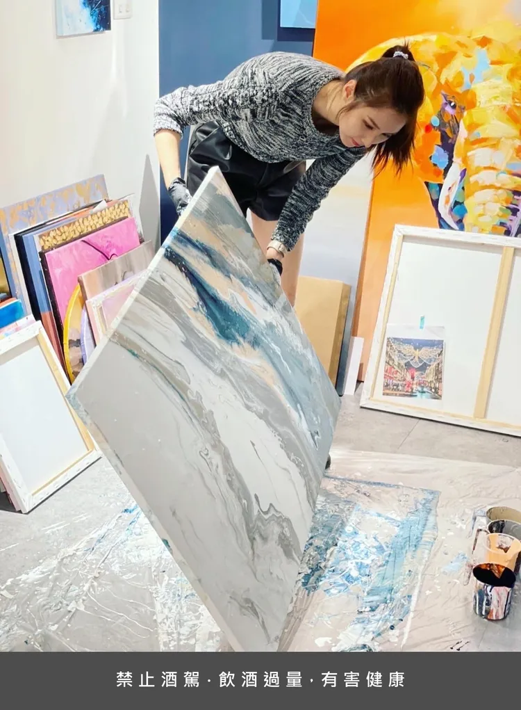 首度開設的微醺流體藝術課程，鼓勵賓客揮灑創意，打造專屬個人的W生肖寵物擺飾。業者提供