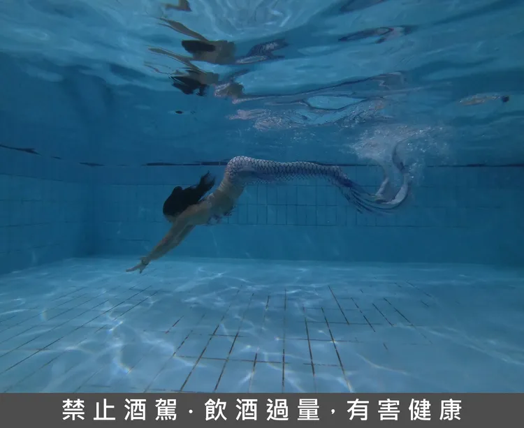 夜間於碧波泳池暢享人魚體驗，為炎炎夏日帶來消暑解方。業者提供