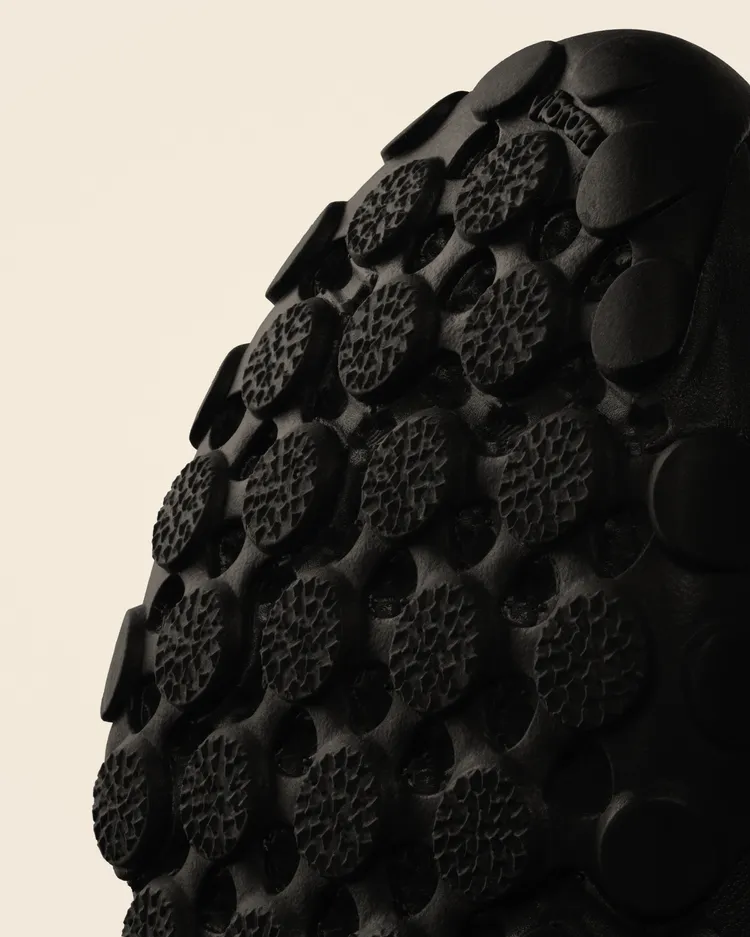 鞋款外底使用Vibram出品的橡膠與顆粒狀的造型加強抓地力與耐用性。品牌提供