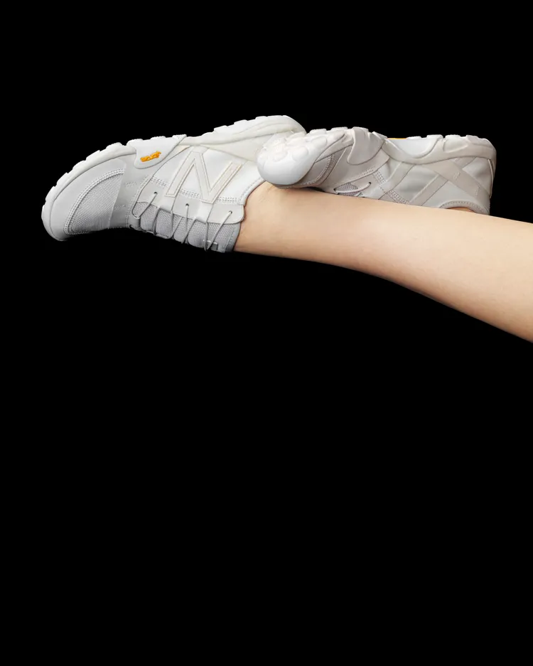 鞋款擁有俐落外型與裸足感等特色。品牌提供